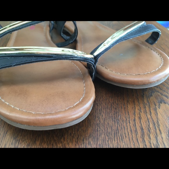 JustFab Sz 7 gorgeous gold and black zigzag design/eye catching sandals! Pizazz! - Picture 7 of 9